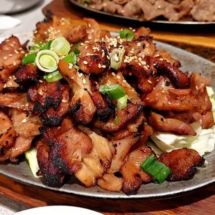 ows a plate of chicken