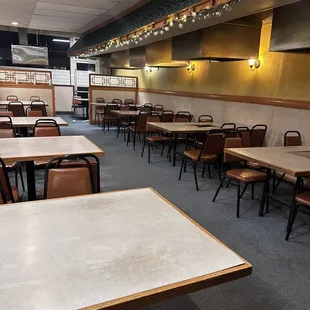 ows empty tables and chairs