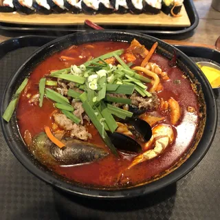 N4. Beef and Seafood Spicy Soup Noodle