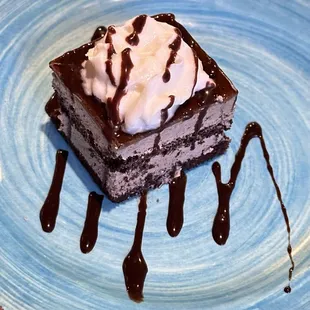(･‿･) Save room for a complimentary miniature dessert!  Just the right size too when you are already full from the meals. LOL.