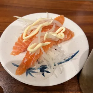 Salmon sashimi with onion and mayo
