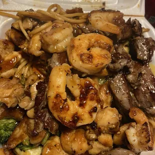 My plate had noodles with mix vegetables and steak shrimp and chicken plate. Very good