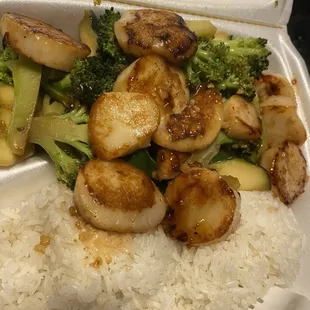 Scallop plate with white steam rice and mix vegetables   Very good plate