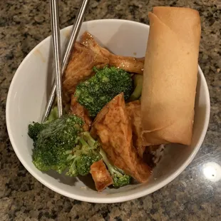 Spring roll with tofu and broccoli