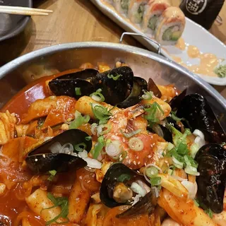 Spicy Stir-Fried Rice Cake with Seafood