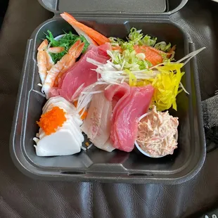 Chef&apos;s medium sashimi combo