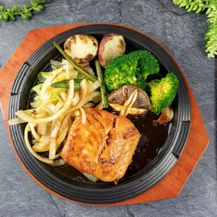 Salmon Teriyaki Plate 연어구이 정식   Comes with steamed rice, soup, salad and side dishes