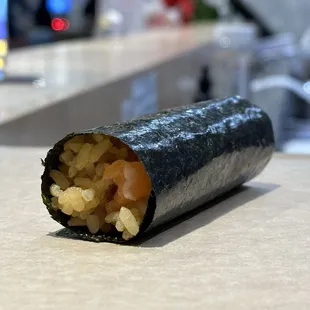 Salmon hand roll