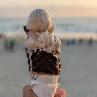 a hand holding an ice cream cone