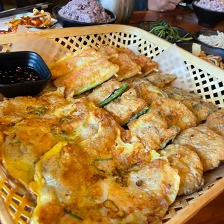 Korean seafood,meat,veggie pancake combination(no doom jun)