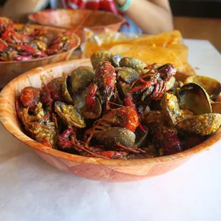 1 lb of crawfish, 1lb of clams. Hang ten mild. Crawfish was over cooked and a lot of old brains  . Not a good day