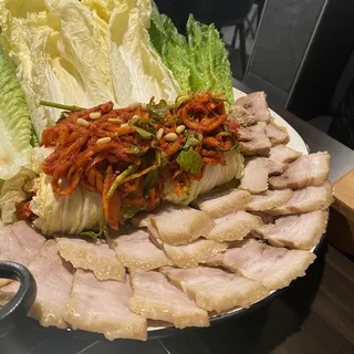 12. Hangang Boiled Pork Wrap/