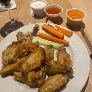 Wings, blue cheese is like water here.  Standard hotel food.