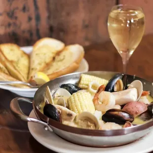 Clam Bake Seafood Pot w/ Garlic Bread