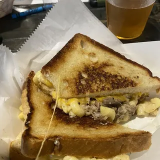 Mac N' Cheese Grilled Cheese Sandwich