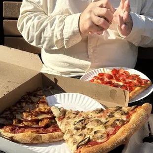 Mushroom, pepperoni and BBQ chicken pizza slices