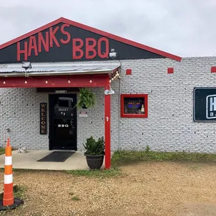 the front of hank&apos;s barbecue
