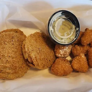 fried chicken nuggies and dipping sauce