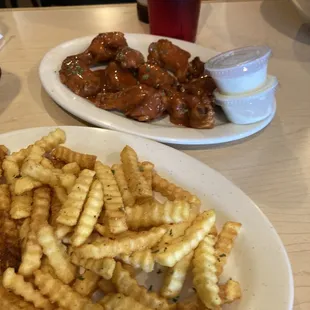 Juicy delicious Wings w/Crispy fries