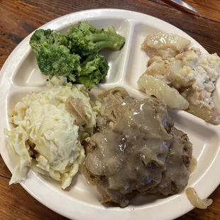 Pan Fried Steak with Noodles, Broccoli, and Apple Crisp