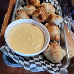 Pretzel knots