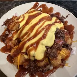 Tater tots with chicken-cheese, and bbq sauce.