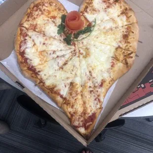 Great pizza at a fair price.Orded some pizzas for a young girl's birthday and this is how they came.They are so thoughtful.