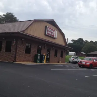 ows the outside of the restaurant