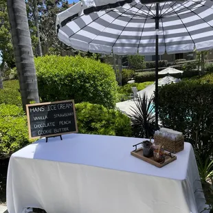 Hans' Homemade Ice Cream offers Ice Cream Tabletop Catering Services great for any event! Weddings, Birthdays, Corporate events and more!