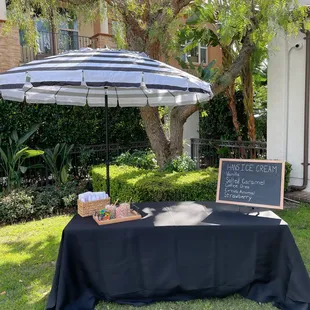 Hans' Homemade Ice Cream offers Ice Cream Tabletop Catering Services great for any event! Weddings, Birthdays, Corporate events and more!