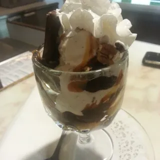 Caramel Pecan Fudge Sundae