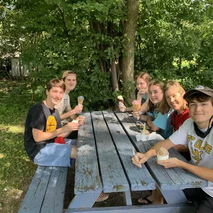 Nice Picnic table in the shade to enjoy our ice cream