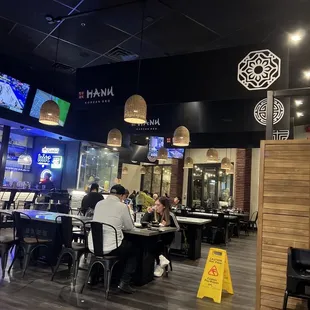 Lots of people still eating, Elenor did not want to seat us