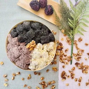 Mungbean / Red bean / Black sesame seed powder assorted sweet ricecake. Types of powders can be customized!