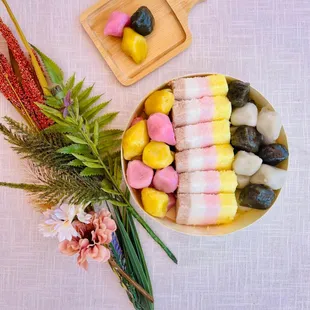 Rainbow ricecake &amp; songpyeon combo (*colors for the rainbow ricecake and the songpyeon can be mixed and matched as available)