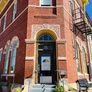 Entrance + accessible entrance ramp