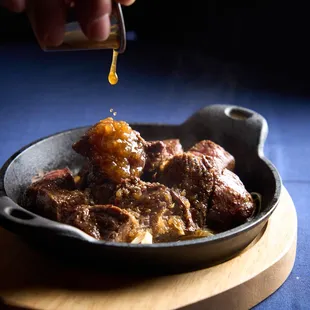 Sizzling Diced cut steak with Japanese style steak sauce.
 
 https://www.instagram.com/happarestaurant
