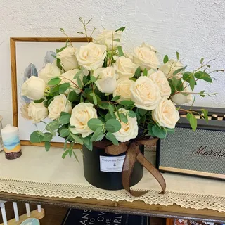 White Roses Bucket