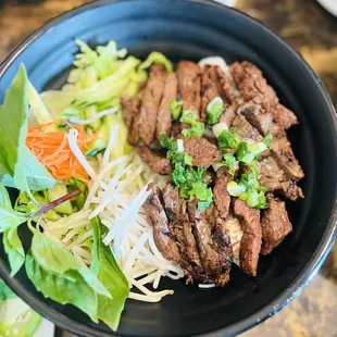 Vermicelli bowl with steak