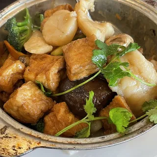 1102. Seafood Tofu in Clay Pot