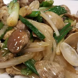 Lobster w/Ginger & Scallions over E-Mein Noodles(3Lbs)