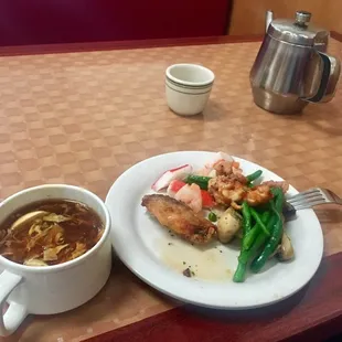 好吃！还有冰激凌！我都想尝试！一样样吃！服务员也好！美！