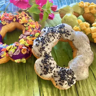 Black sesame mochi donuts