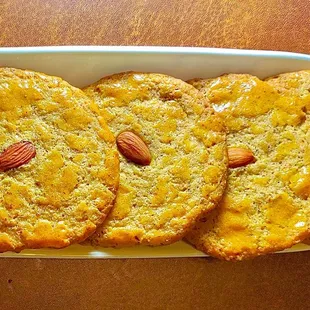 Crispy almond cookies that melt in your mouth