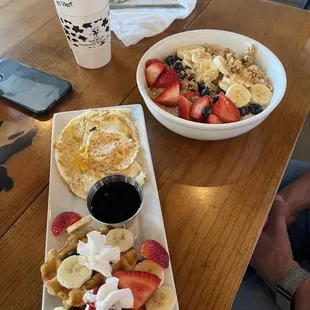Kids waffle &amp; egg plate (yummmmm!)?&amp; oatmeal