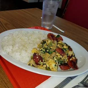 Hot link scramble with veggies