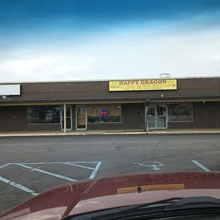 the front of a restaurant in a parking lot