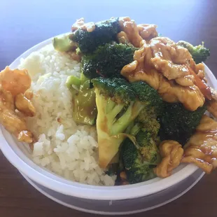 Chicken and broccoli lunch special with an egg roll or soup ($5.75 plus tax)! Yummy!