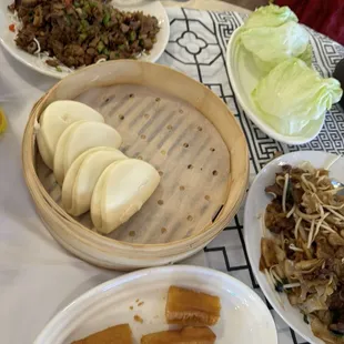 Peking duck with lettuce