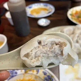 D1. Shanghai Steam Pao (pork xlb) ($7.95 for 6 xlbs) cross section glory